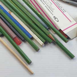 Набор канцтоваров: карандаши, краски, измерительные линейки и прочее. Картинка 2